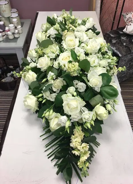 Aranjament funerar cu trandafiri albi