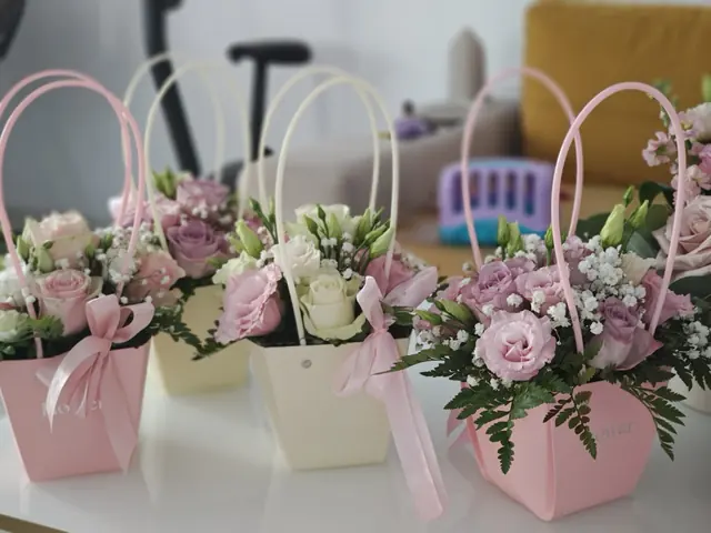 Genți cadou cu flori pastel