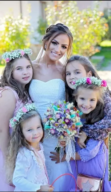 Mireasa alături de domnișoarele de onoare cu coronițe de flori