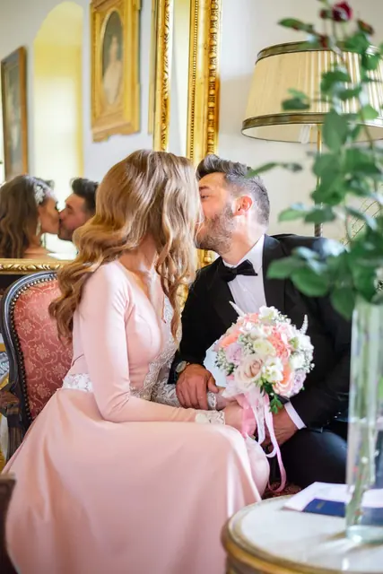 Mirii la cununie, cu buchetul pastel