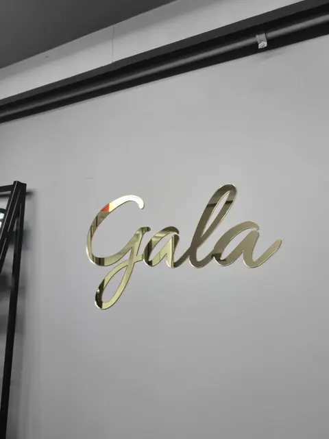Sigla aurie Gala de pe peretele florăriei